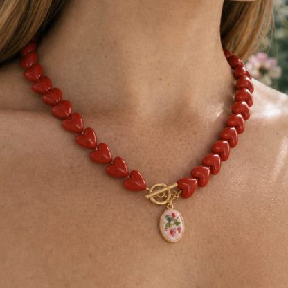 Rode koraal kralenketting met handgeschilderde bloemen medaillon bedel - Casa Jadel handgemaakte ketting