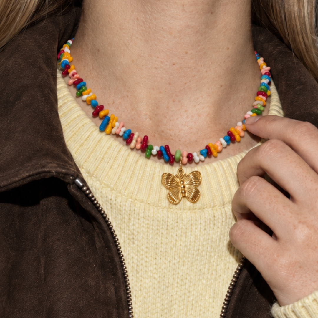 Kleurrijke kralenketting met gouden vlinder hanger - Casa Jadel