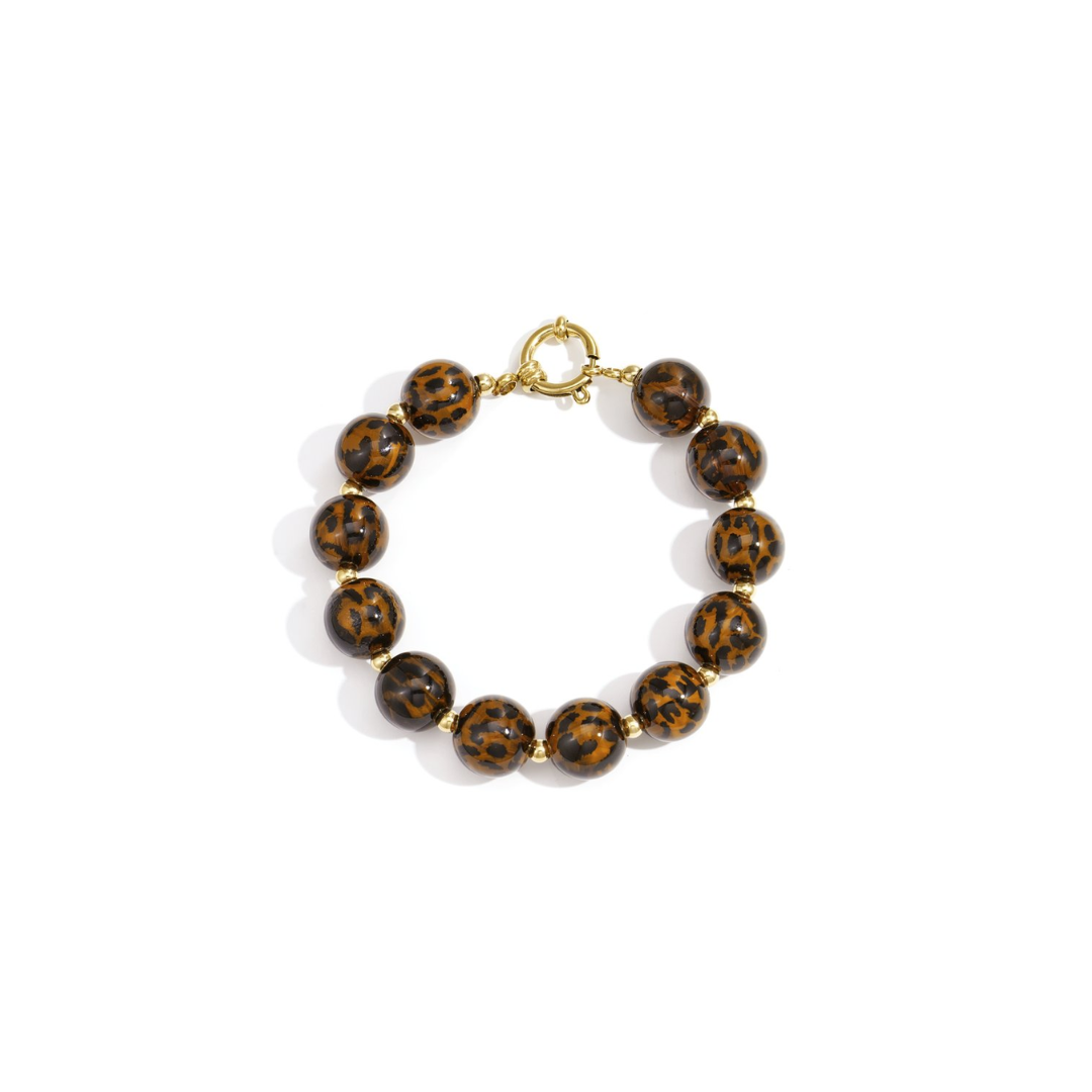 Amber-bruine kralenarmband met panterprint – ronde glanzende kralen met gouden sluiting op witte achtergrond.