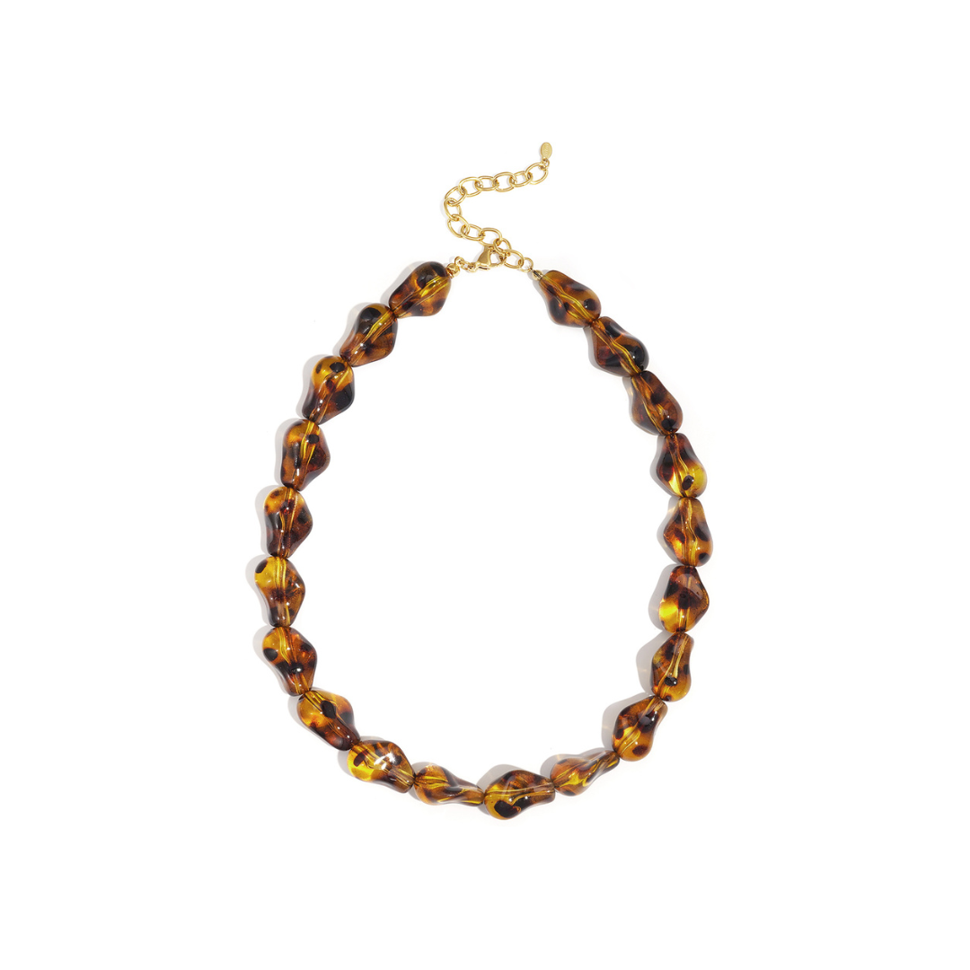Amber bruine chunky kralenketting met tijgerprint en goudkleurige sluiting.