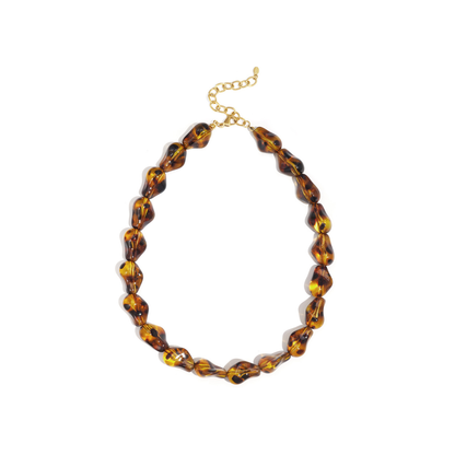 Amber bruine chunky kralenketting met tijgerprint en goudkleurige sluiting.