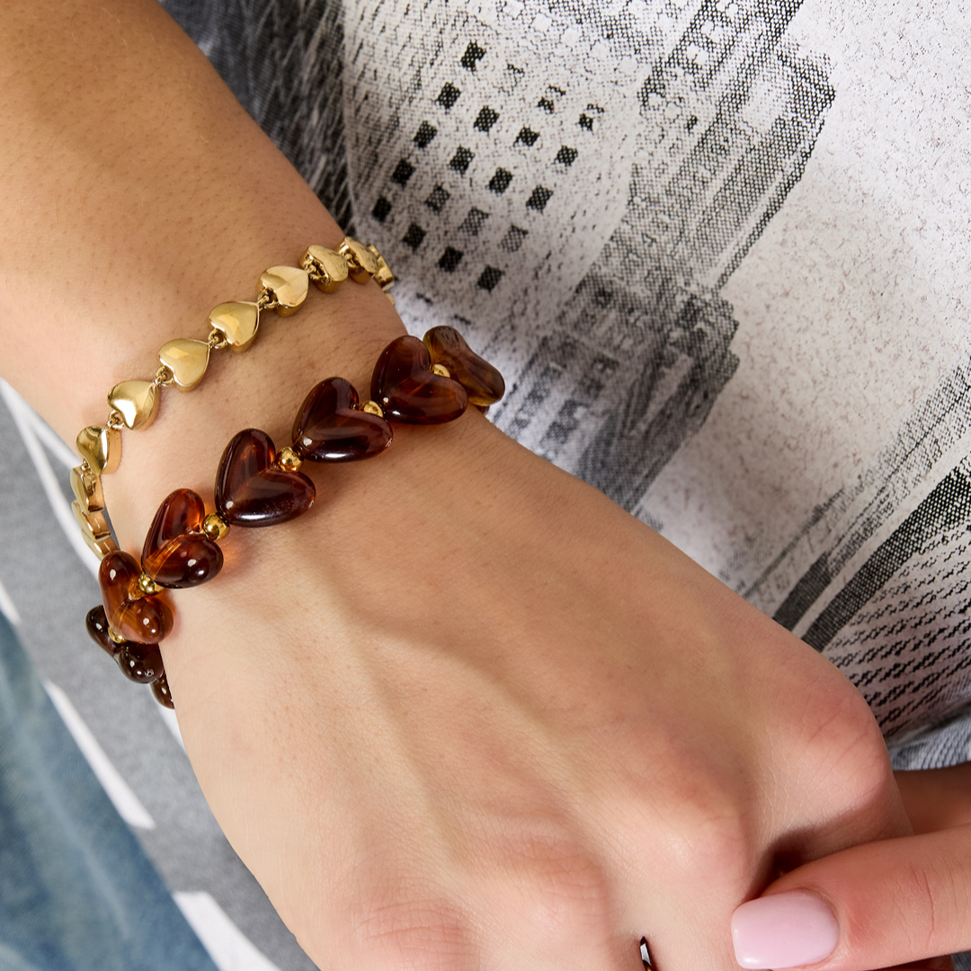 Amber bruin hartjes kralenarmband op model