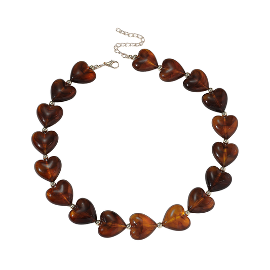 Statement ketting met diepbruine amberlook hartjes en luxe glans op witte achtergrond
