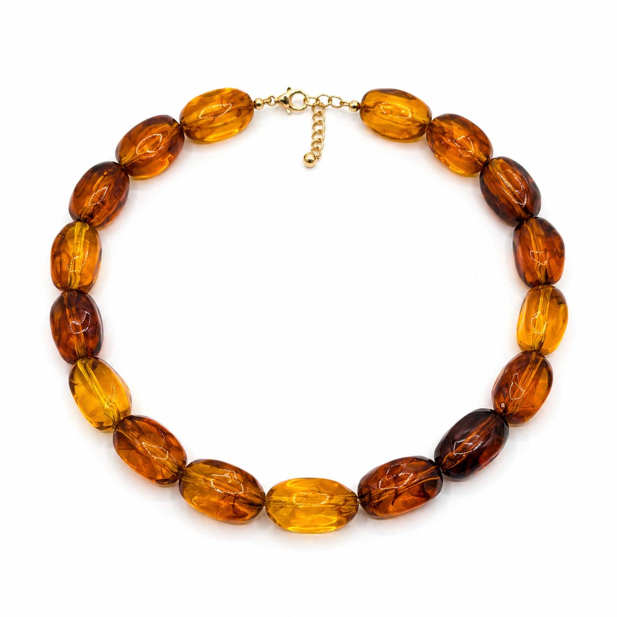 Amberbruine chunky grote kralenketting op witte achtergrond