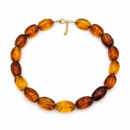 Amberbruine chunky grote kralenketting op witte achtergrond
