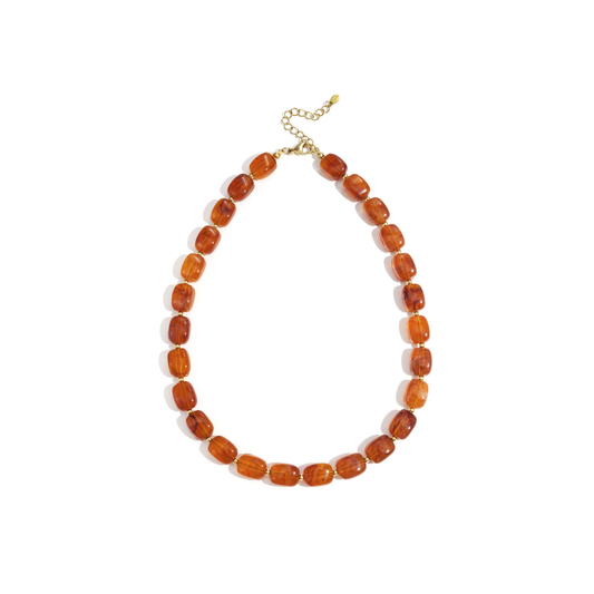 Amberkleurige kralenketting met glanzende transparante kralen en goudkleurige sluiting.