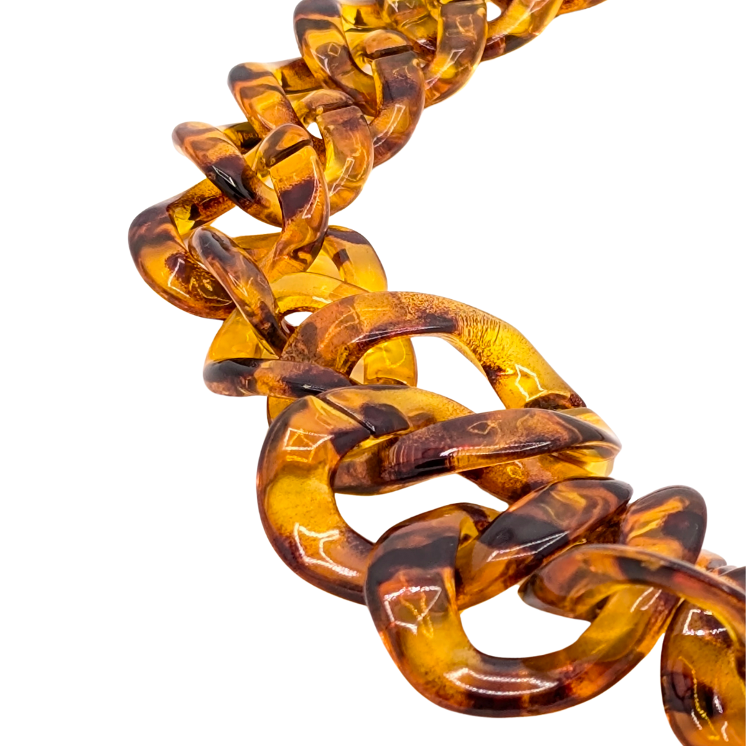Close-up van amberkleurige schakelketting met tortoise patroon