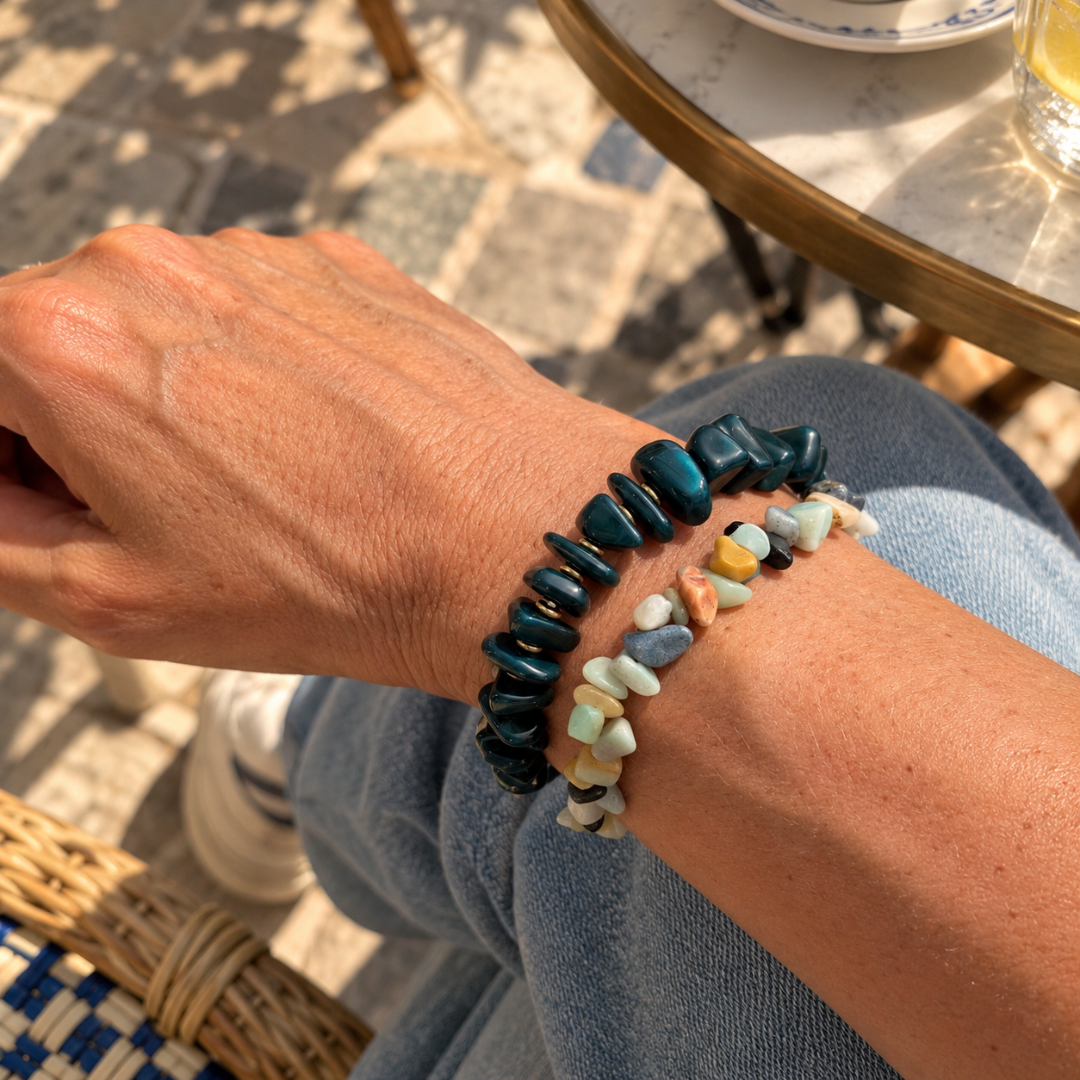 Arm met donkergroen en Amazoniet splitkralen armbanden
