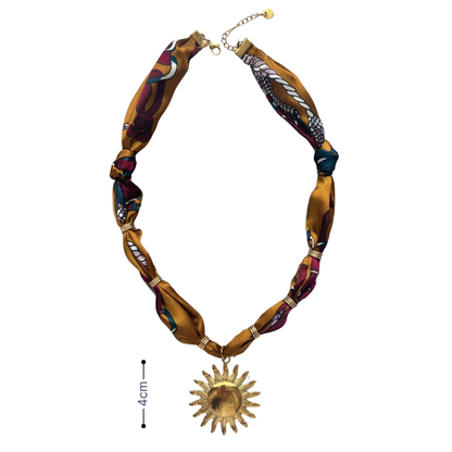 Bandana ketting met goudkleurige bloem bedel – detail van de hanger en bandana stof