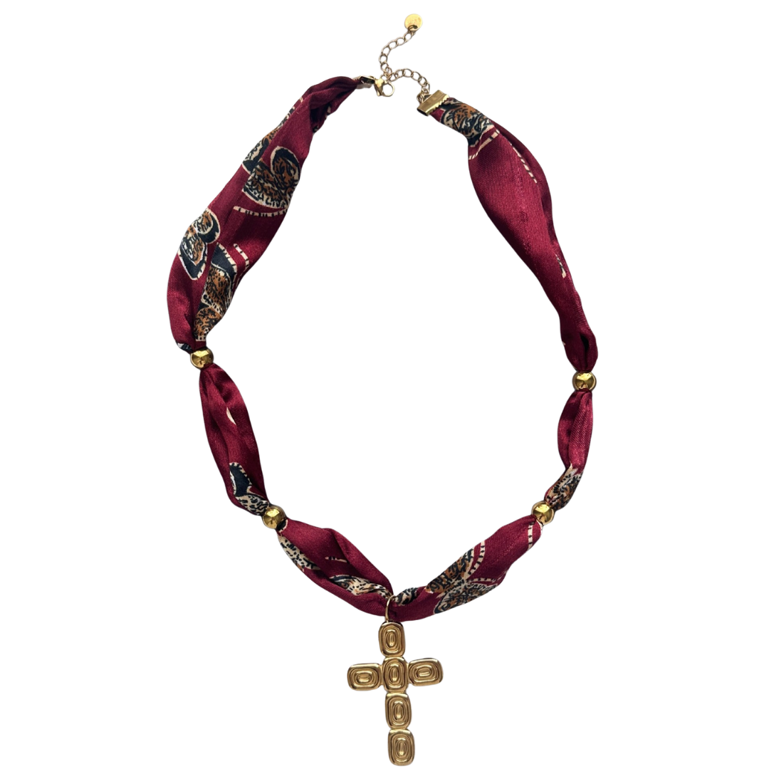 Bandana ketting met goudkleurig statement kruis en bordeaux bandana stof