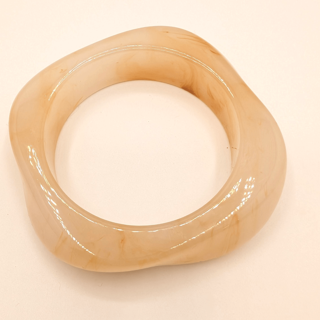 Beige asymmetrische bangle armband