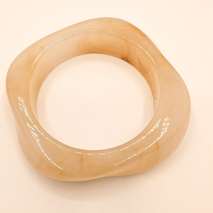 Beige asymmetrische bangle armband