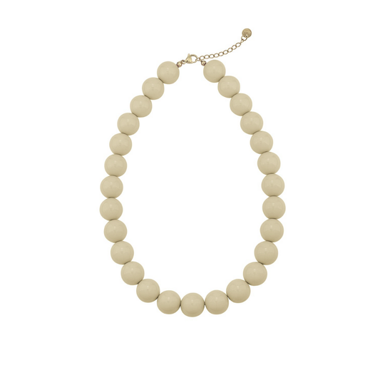 Beige kralenketting met grote ronde kralen en goudkleurige sluiting.