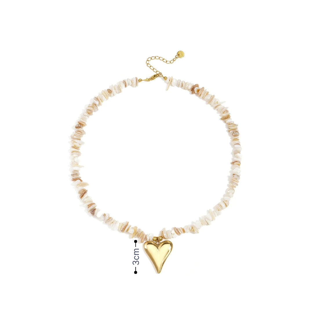 Beige schelpenketting met gouden hart hanger en natuurlijke schelpchips afmeting hartje