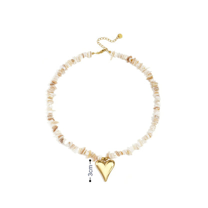 Beige schelpenketting met gouden hart hanger en natuurlijke schelpchips afmeting hartje