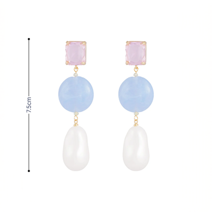 Blauwe roze oorhangers met facetgeslepen diamantje en barok parel met afmeting