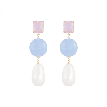 Blauwe roze oorhangers met facetgeslepen diamantje en barok parel