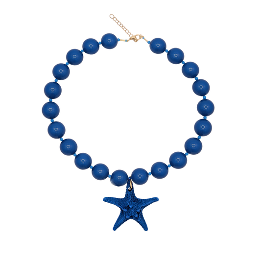 Opvallende blauwe kralenketting met zeesterhanger. Zomerse Ibiza-style ketting die perfect combineert met lichte en frisse outfits.