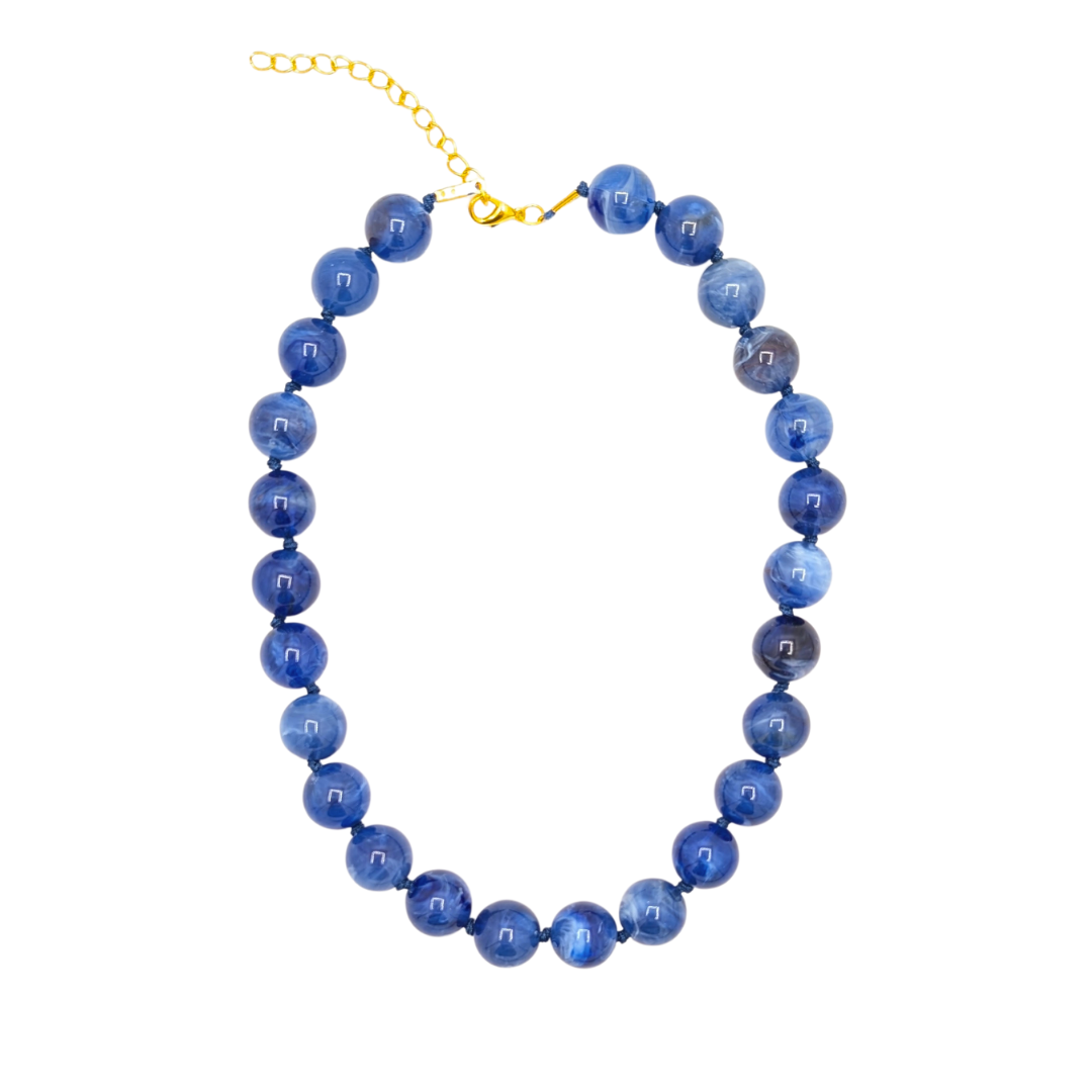 Blauwe met witte kralenketting met marble effect en goudkleurige sluiting