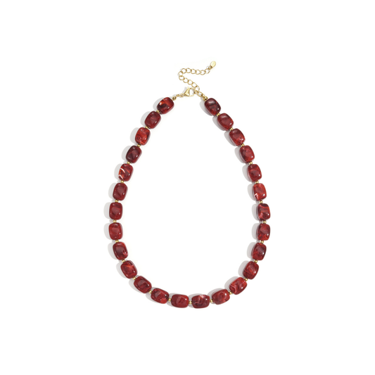 Bordeauxrode kralenketting met glanzende organische kralen en goudkleurige tussenkraaltjes.