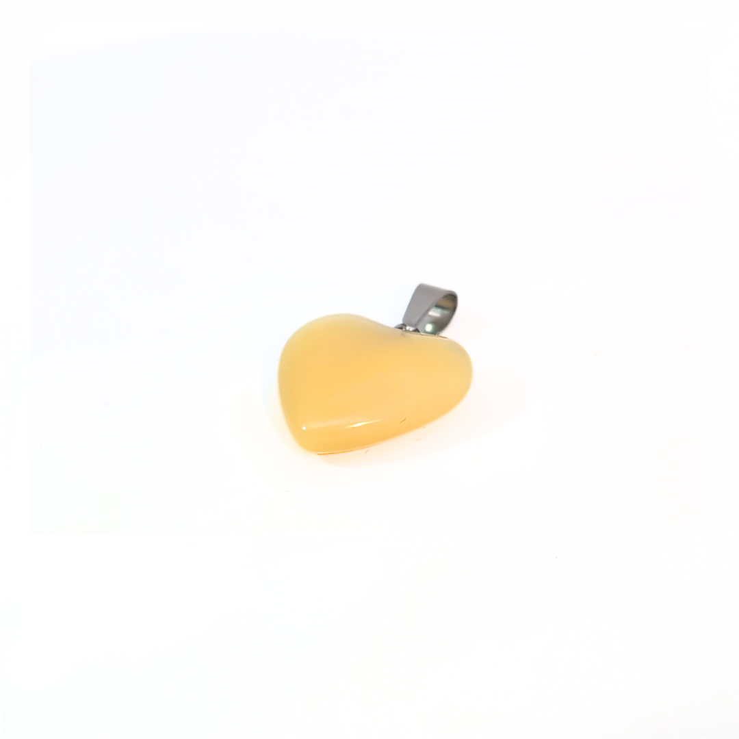 Botergeel hartje bedel met zilveren details liggend