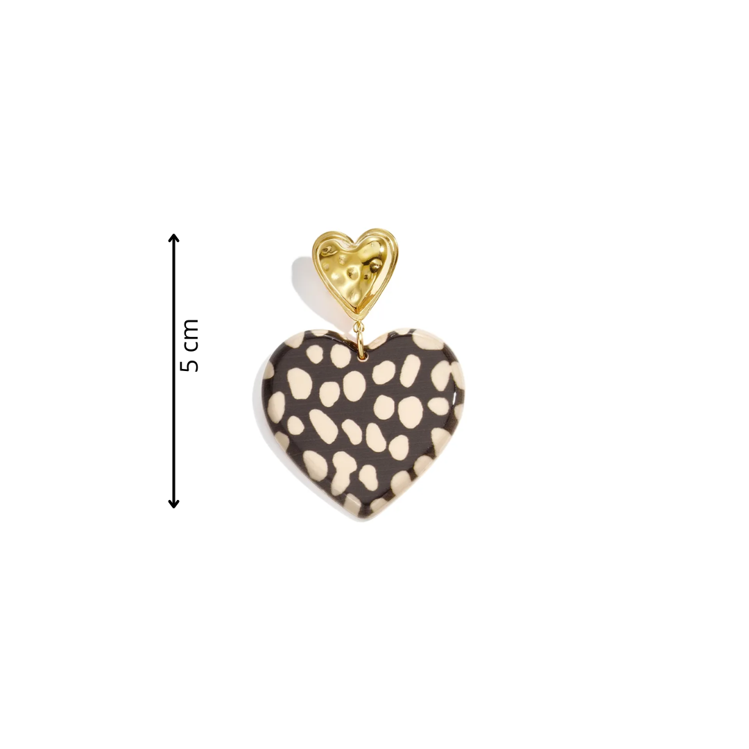 Bruin beige panter hartjes XL statement oorbellen met grote hartvormige hangers met dierenprint en gouden hartvormige oorknopjes afmeting