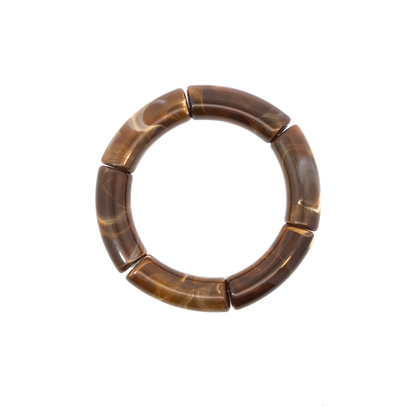 Bruin gemarmerde tube armband met glanzende afwerking op witte achtergrond