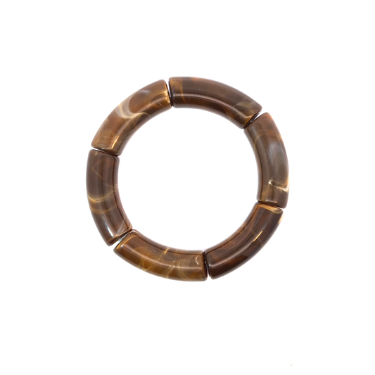 Bruin gemarmerde tube armband met glanzende afwerking op witte achtergrond