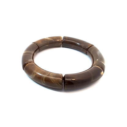 Bruin gemarmerde tube armband met luxe glans en subtiel gemarmerd patroon