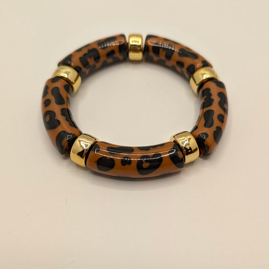 Bruine panterprint tube armband met gouden details op grijze achtergrond