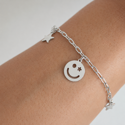 arm met Zilveren armband met sterretjes en smileys bedels - Casa Jadel