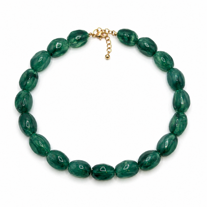 Chunky grote kralenketting donkergroen op witte achtergrond