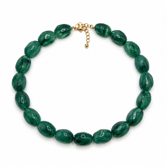 Chunky grote kralenketting donkergroen op witte achtergrond