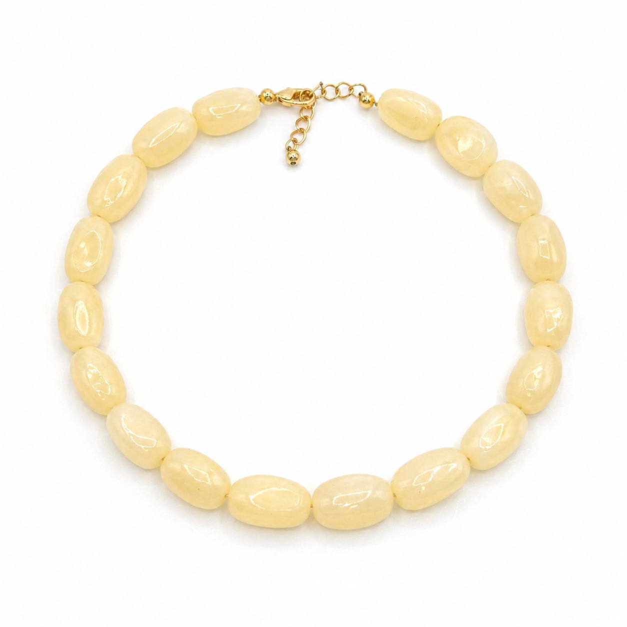 Chunky grote kralenketting melkwit op witte achtergrond