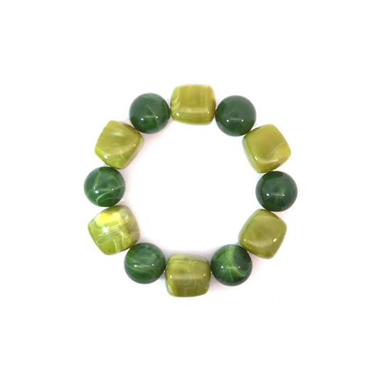 Chunky kralenarmband met grote ronde en vierkante kralen in legergroen en lichtgroen, Ibiza style armband op witte achtergrond.