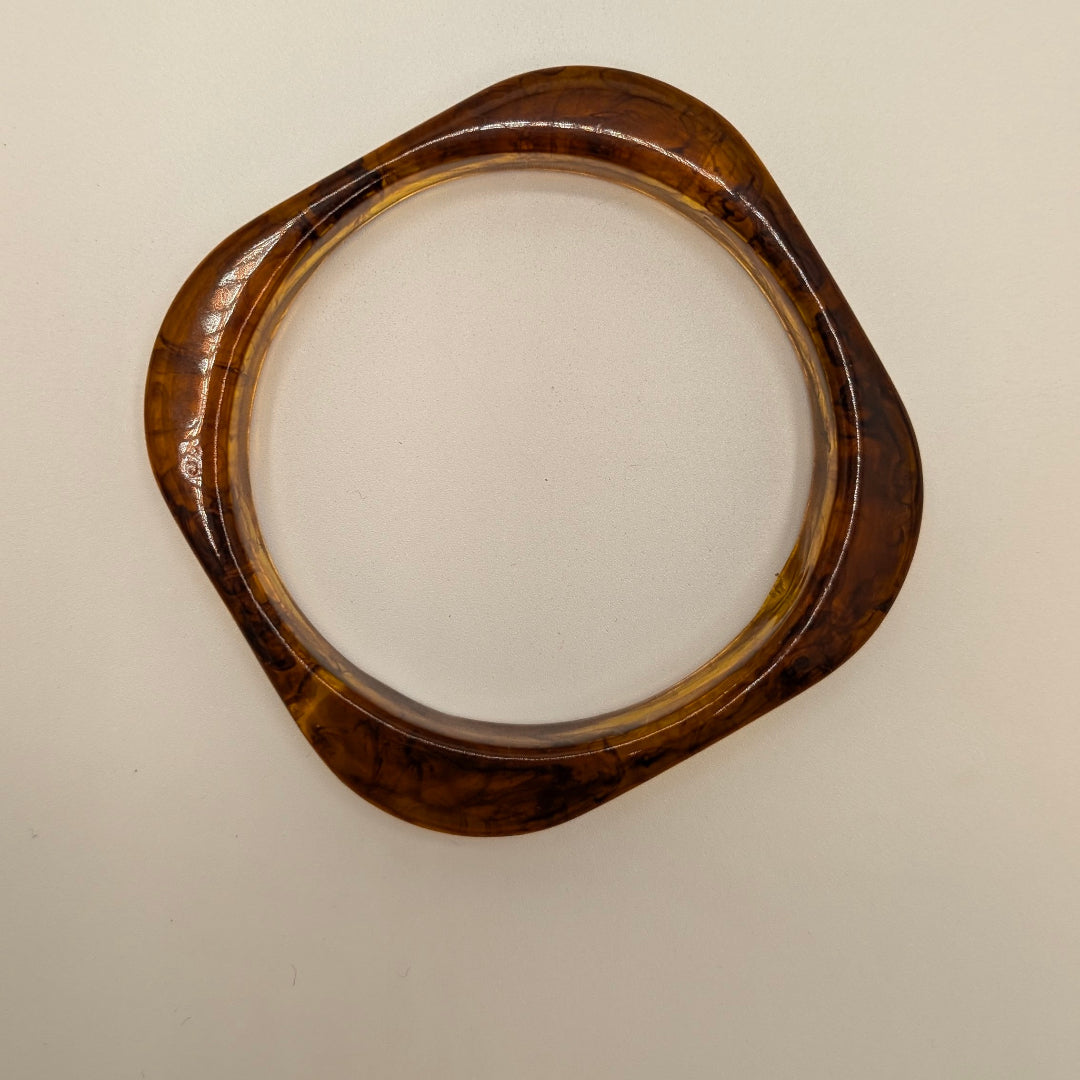 Donker amber vierkante bangle boven
