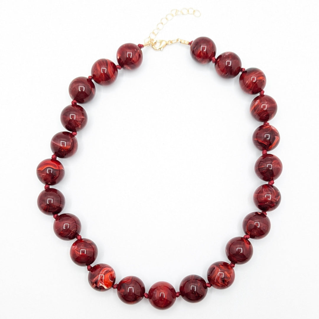 Donker rode gemarmerde grote kralen ketting