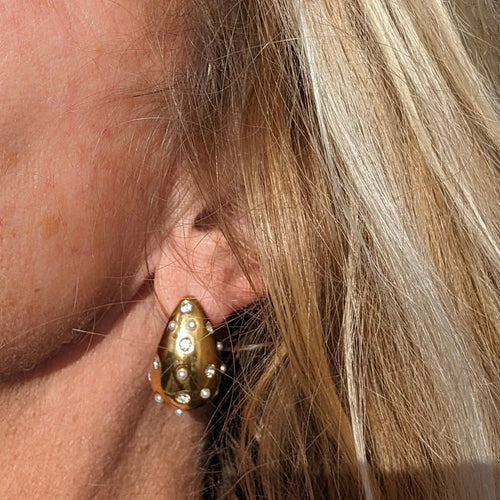 Gouden druppel oorknopjes met strass en pareltjes