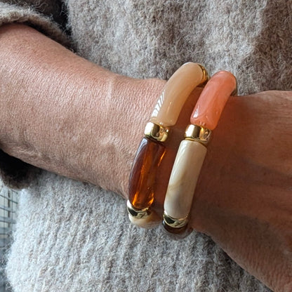 Dubbele oranje beige bruine gouden gemarmerde tube armband op arm