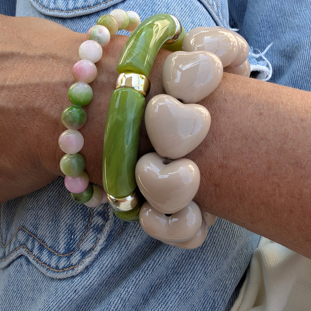 Arm met GROENE TUBE NATUREL CHUBBY HARTJES PERZICKBLOESEM NATUURSTEEN ARMBANDEN