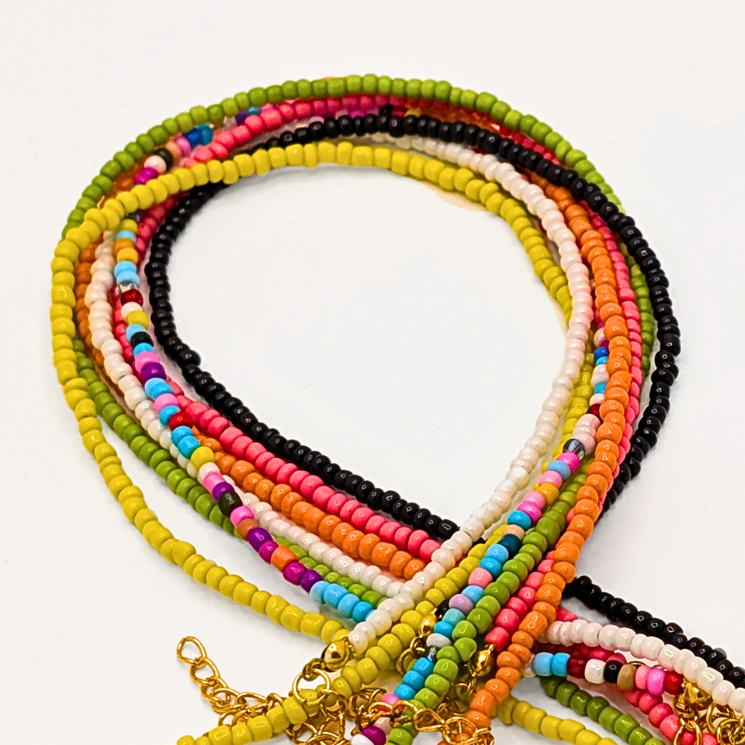 Meerdere kralenkettingen Saar neergelegd in een lus op witte achtergrond.