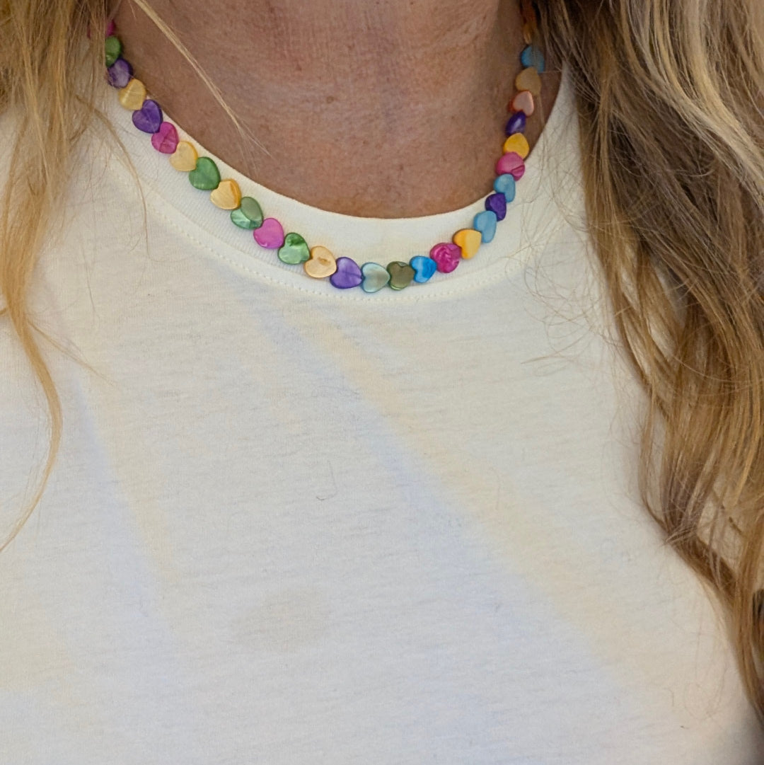 Gekleurde metallic hartjes kralenketting op model