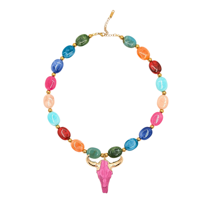 Kleurrijke kralenketting met ovalen kralen en roze longhorn bedel aan goudkleurige sluiting