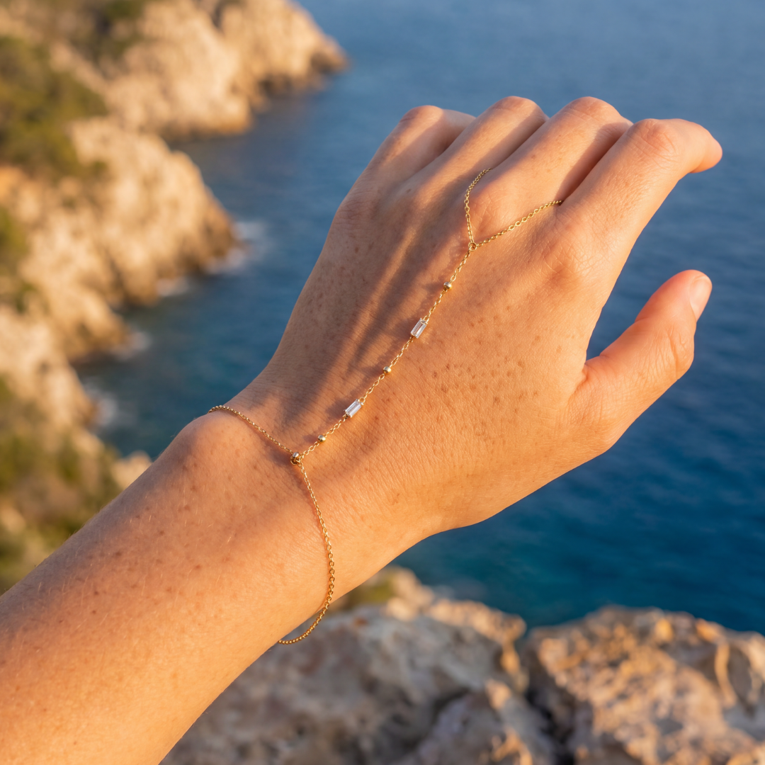  Gouden handchain van Casa Jadel gedragen met uitzicht op zee