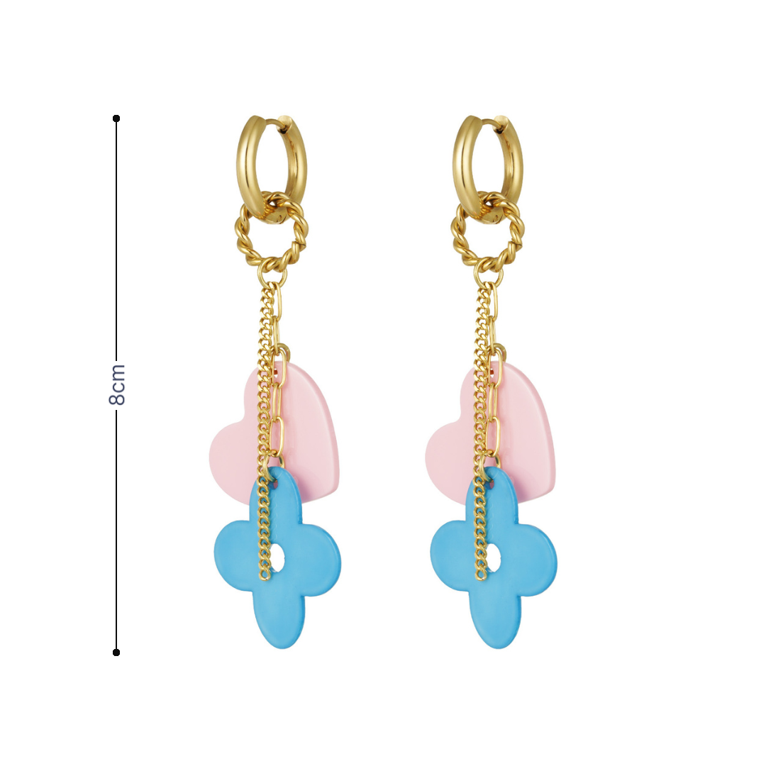Pastelkleurige oorringetjes met roze hart en blauwe bloem hanger en afmetingen.