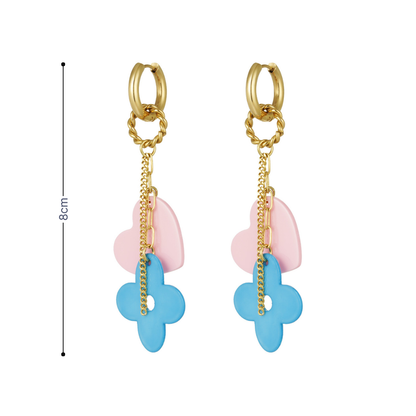 Pastelkleurige oorringetjes met roze hart en blauwe bloem hanger en afmetingen.