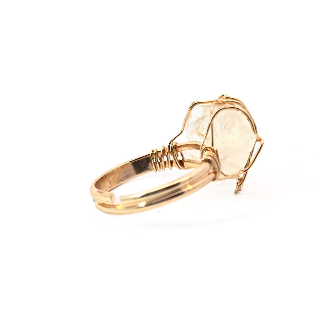Detail van gouden ring met natuurlijke bergkristal edelsteen