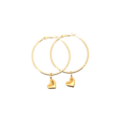 Gouden hartje bedel gedragen aan een oorbel voor een subtiele look