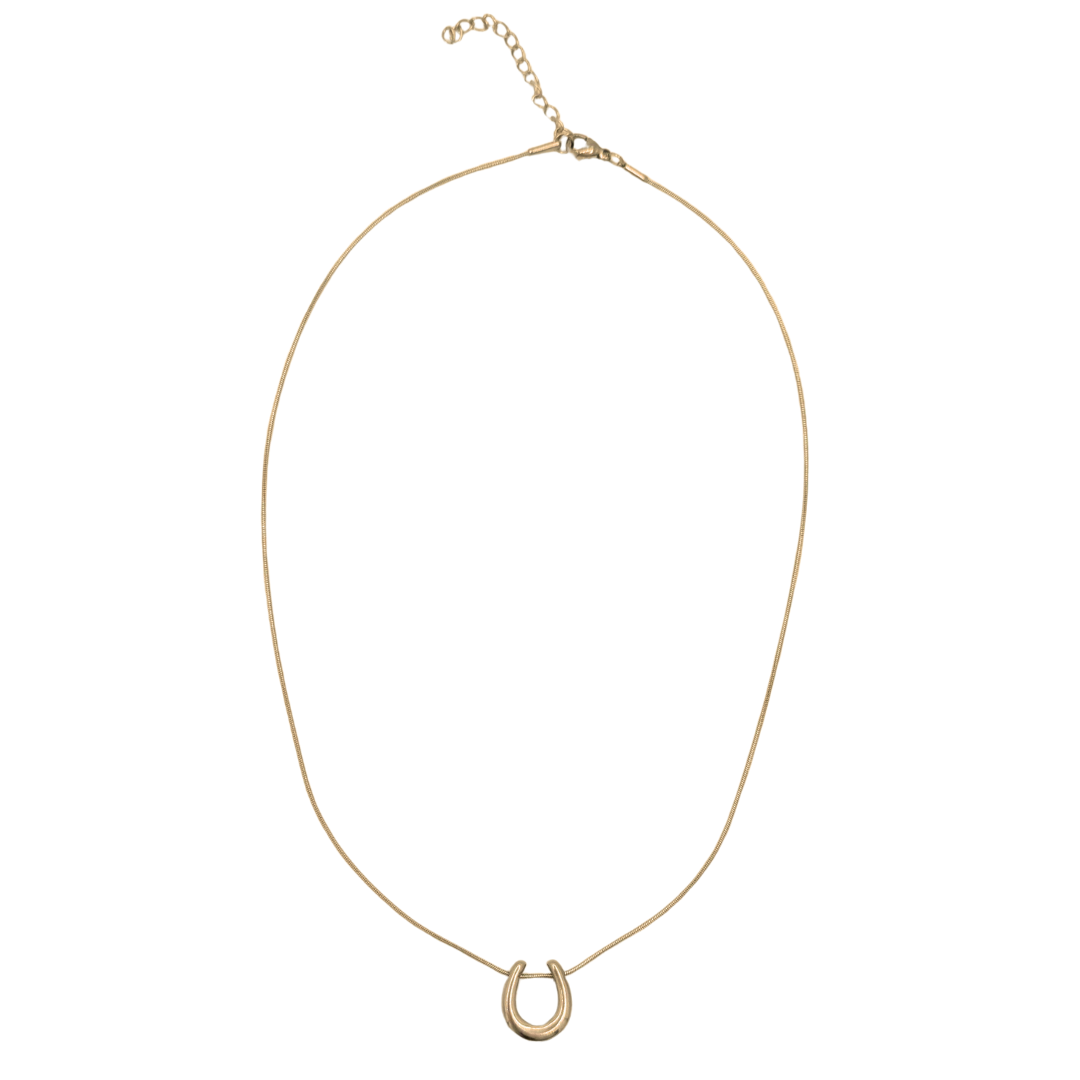Gouden ketting met minimalistisch hoefijzer van stainless steel op witte achtergrond