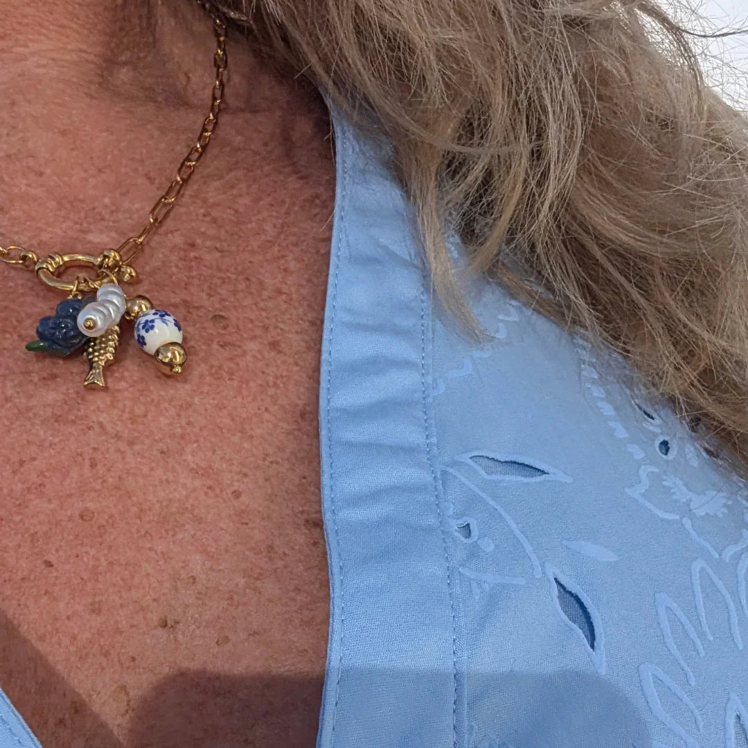 Gouden ketting met visje blauwe bessen pareltje
